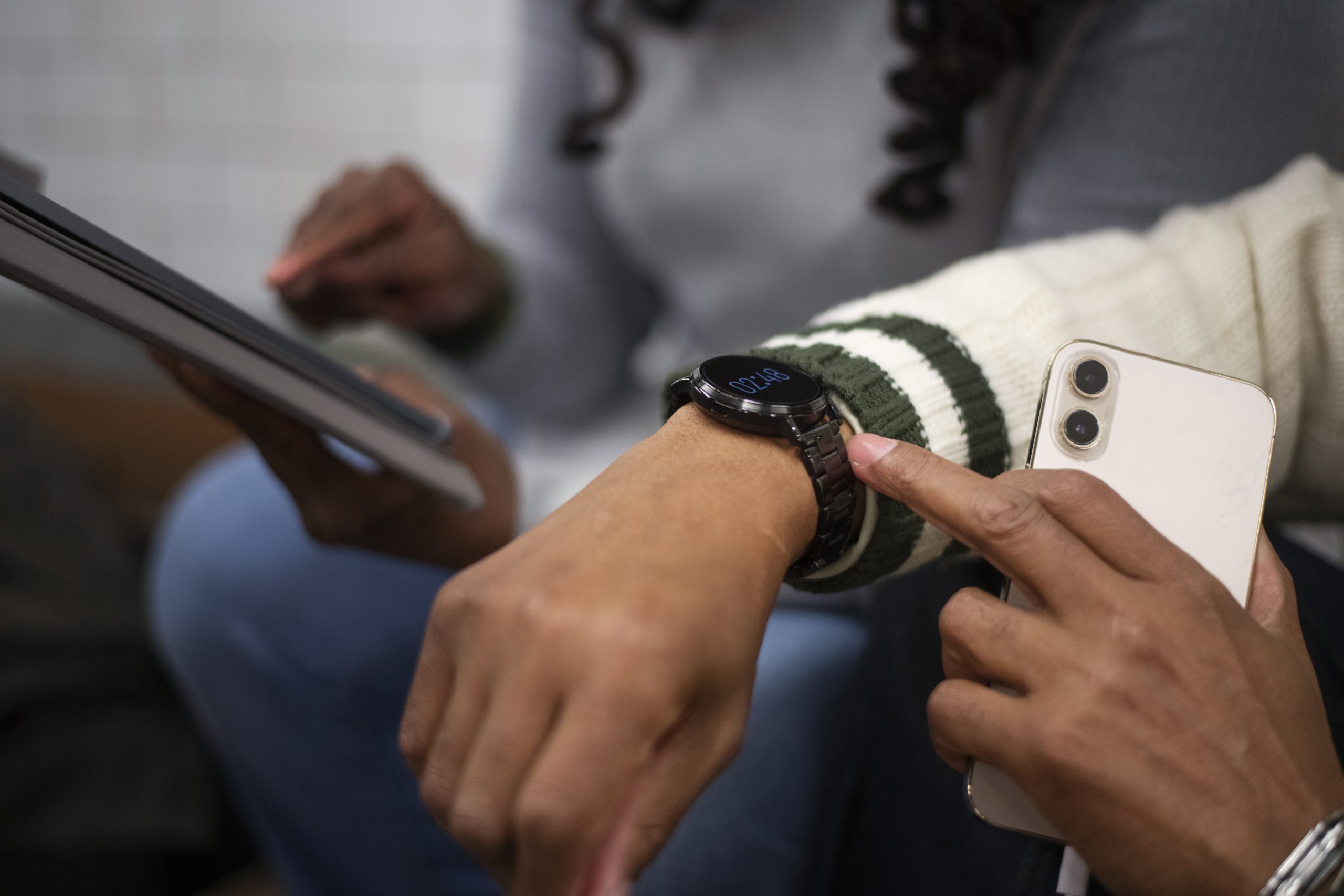 couple-using-technology-while-traveling-city